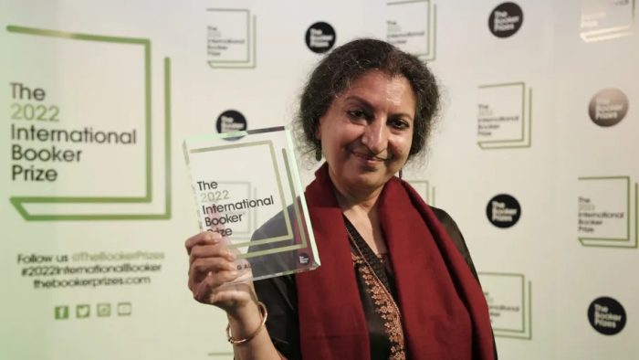Международной Букеровской премии стала индийская писательница Гитанджали Шри за роман «Могила из песка» новости
