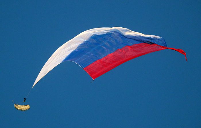 День флага России парашютисты