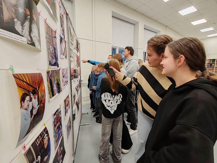 Библиофотокросс «Пять мгновений с книгой»